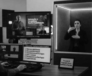 Processo de edição digital inserindo janela de Libras em material audiovisual