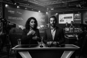 Equipe de profissionais de empresa para transmitir live com libras em evento corporativo