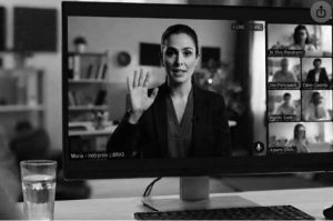 Intérprete de LIBRAS profissional realizando tradução remota em videoconferência.