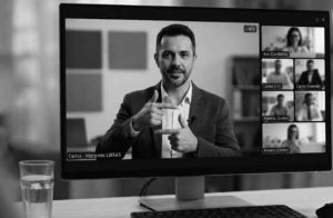 Intérprete de LIBRAS realizando tradução em entrevista de emprego por vídeo.