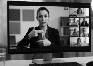 Intérprete de LIBRAS profissional em tela de reunião online garantindo acessibilidade