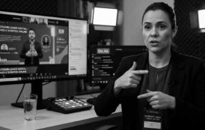 Intérprete de LIBRAS em transmissão ao vivo garantindo acessibilidade digital.