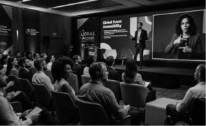 Público diversificado acompanhando palestras com foco na transmissão de eventos acessíveis em libras