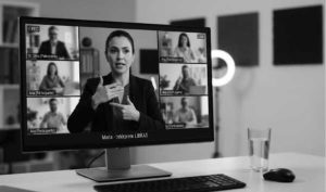 Profissional prestando serviço de intérprete de LIBRAS remoto para reuniões online