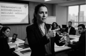 Intérprete de LIBRAS atuando em treinamento corporativo para garantir acessibilidade educacional.