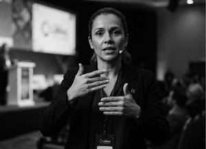 Intérprete profissional realizando tradução de LIBRAS em um palco de congresso corporativo