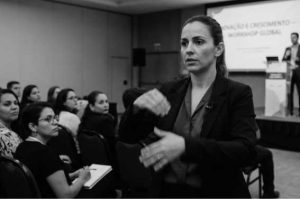 Intérprete de LIBRAS realizando tradução simultânea em palestra corporativa para público surdo